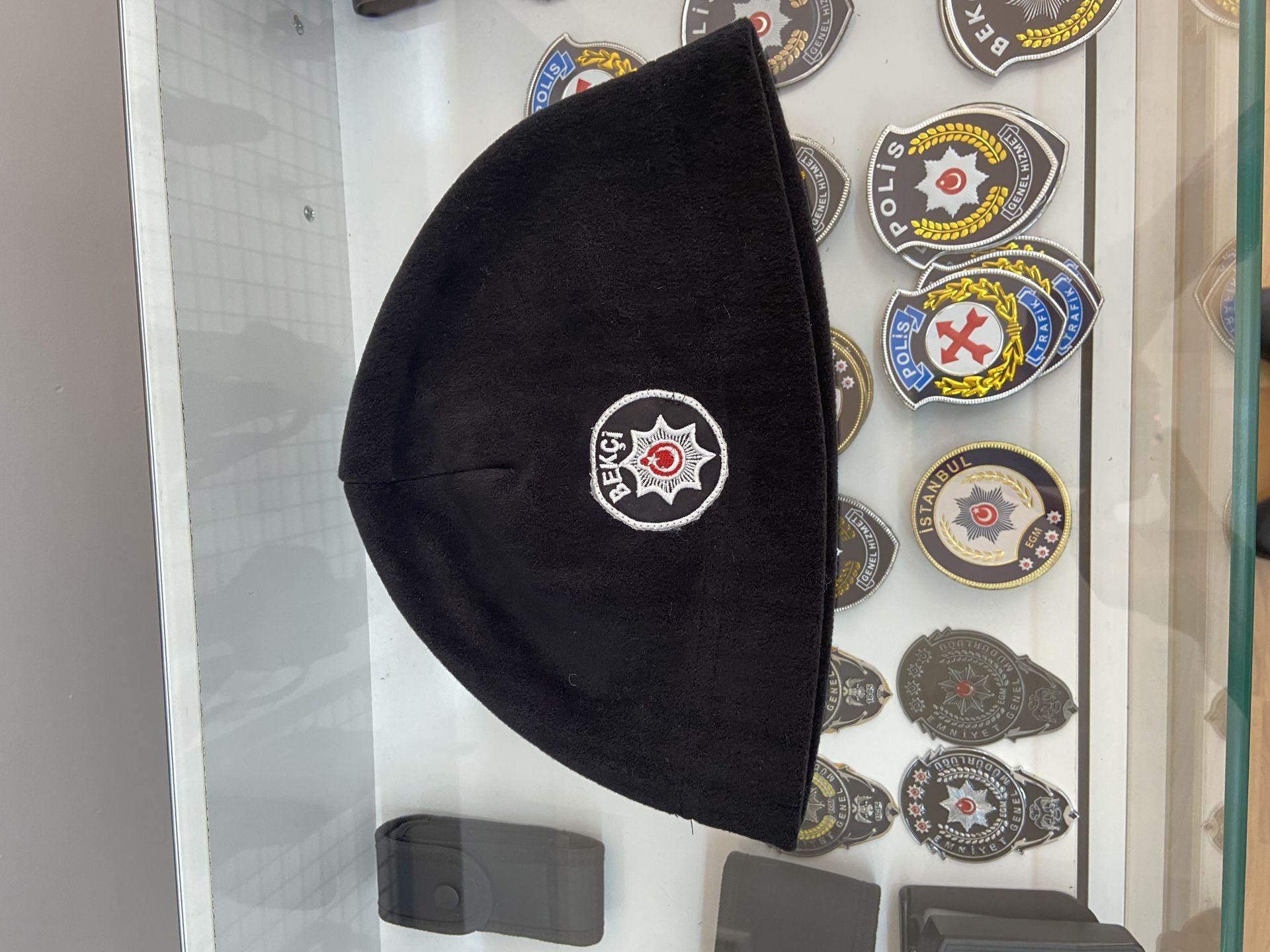 BEKÇİ ARMALI SİYAH POLAR BERE