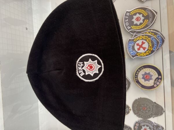 BEKÇİ ARMALI SİYAH POLAR BERE